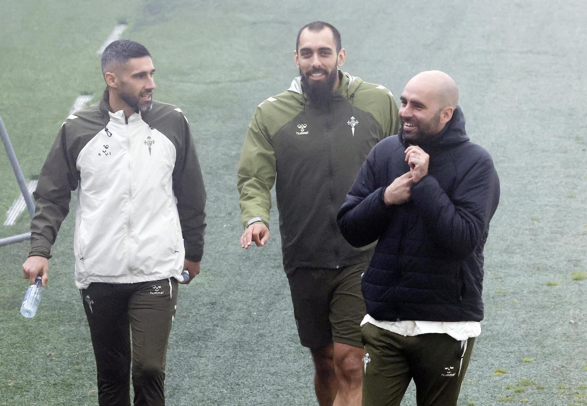 Claudio Giráldez sonríe junto a Róber y Borja, durante el entrenamiento del Celta en Afouteza.