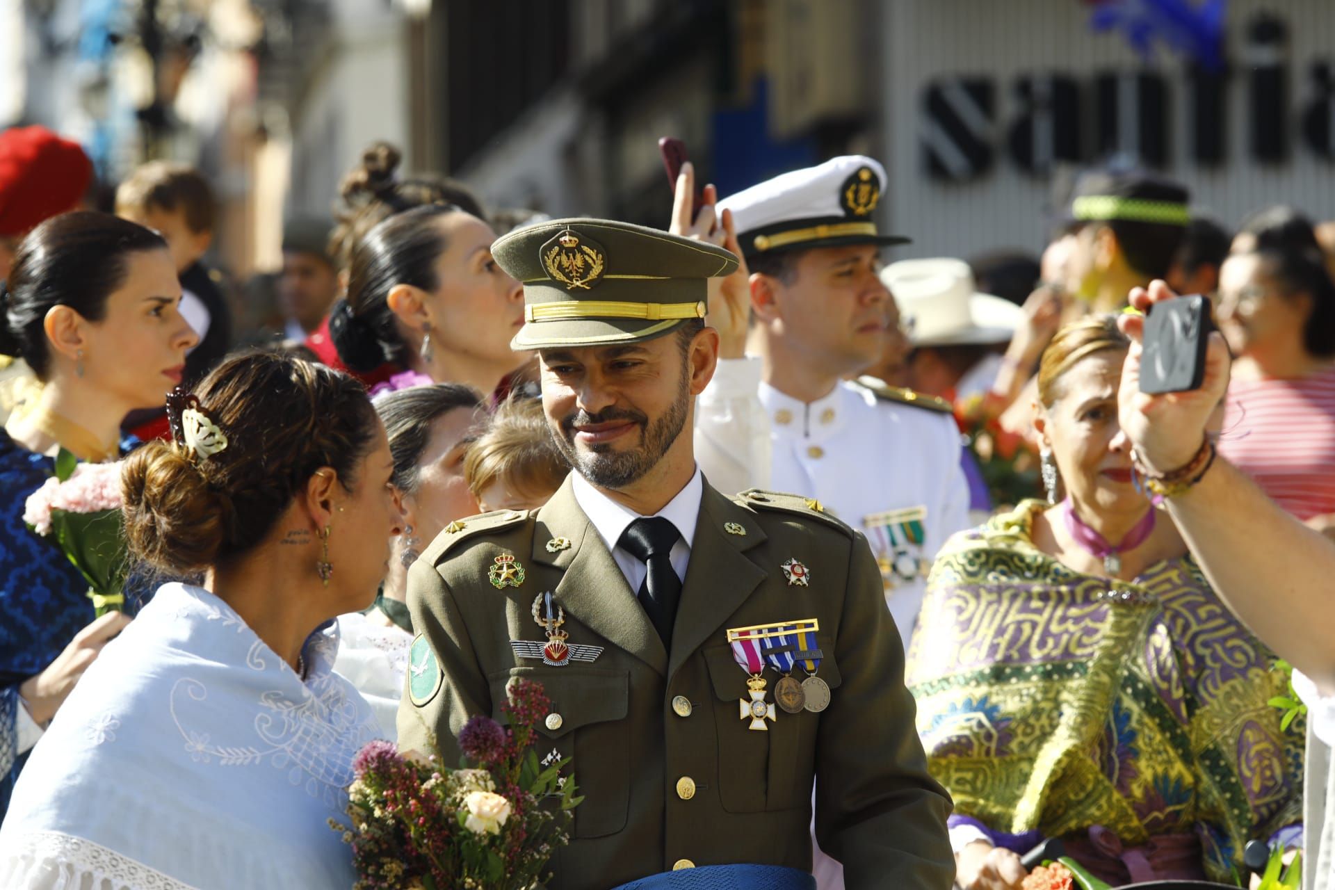 En imágenes | La Ofrenda de Flores a la Virgen del Pilar 2023 en Zaragoza (I)