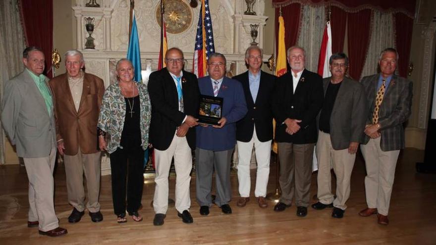 Los autores posan con los exalcaldes de San Agustín. Por la izquierda, George Gardner, John Bailey, Ramelle Petroglou, Nardo Villaboy, Román Antonio Álvarez, Upchurch Jr., Joseph Boles, Mark Aelexander y Len Weeks.