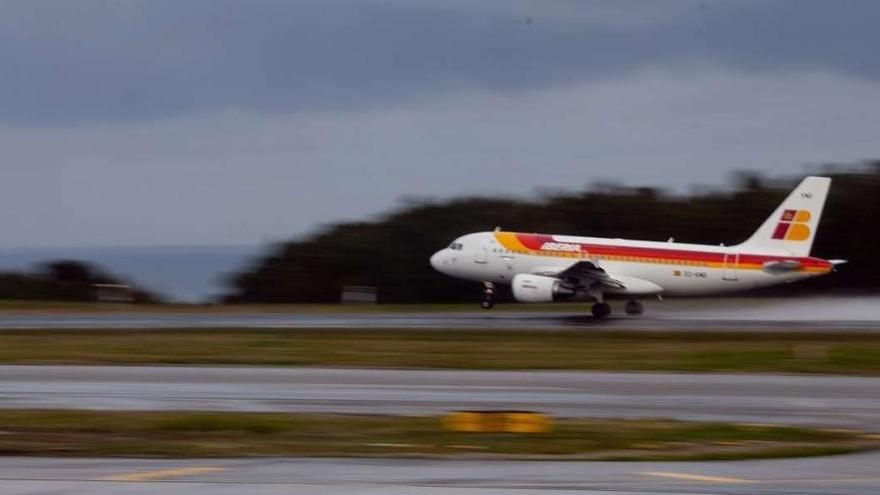 Un avión de Iberia maniobra en la pista del aeropuerto de Asturias, situado en la localidad de Ranón. / la opinión