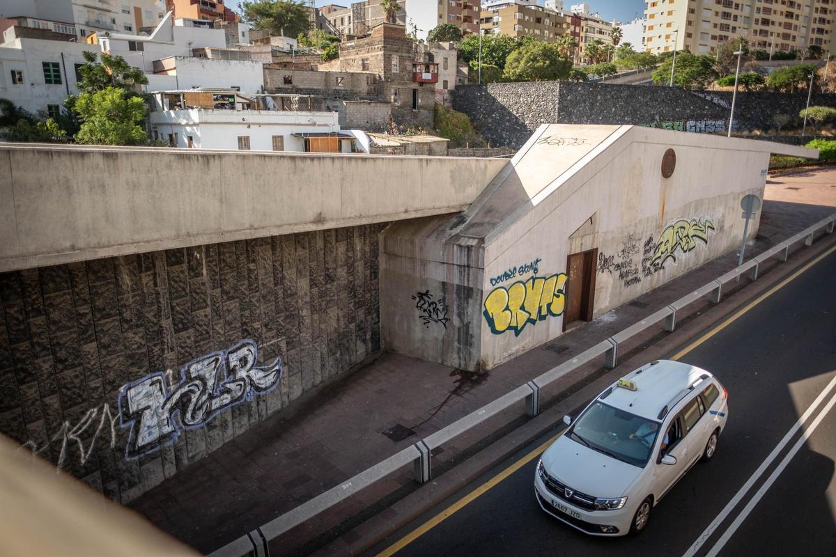 Inmueble municipal abandonado, situado en el barranco de Santos.