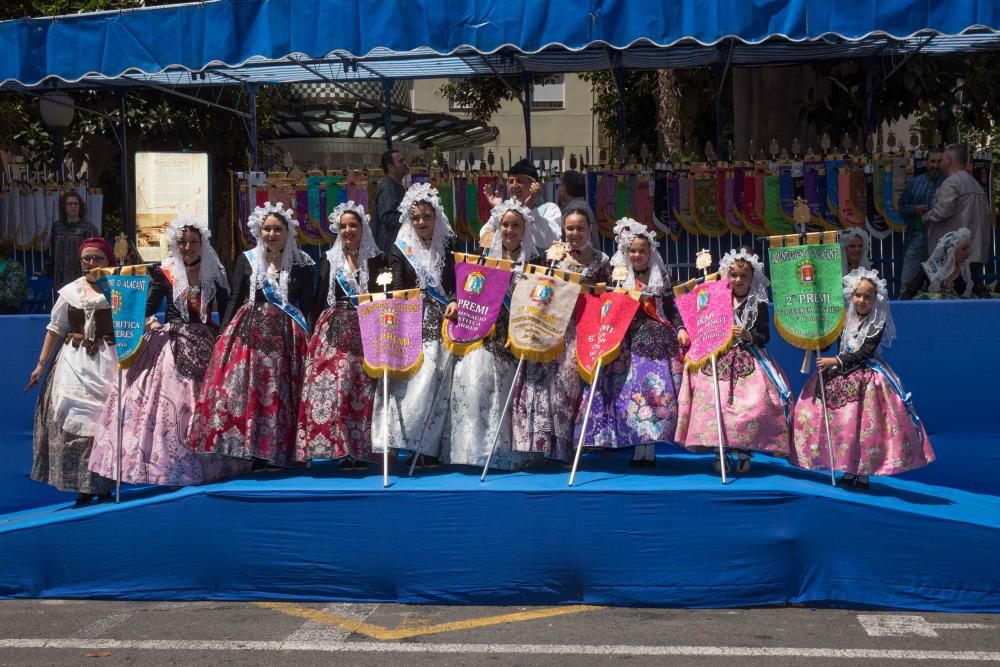 El Desfile de Entrega de Premios culmina con la entrega de más de 600 galardones a hogueras y barracas