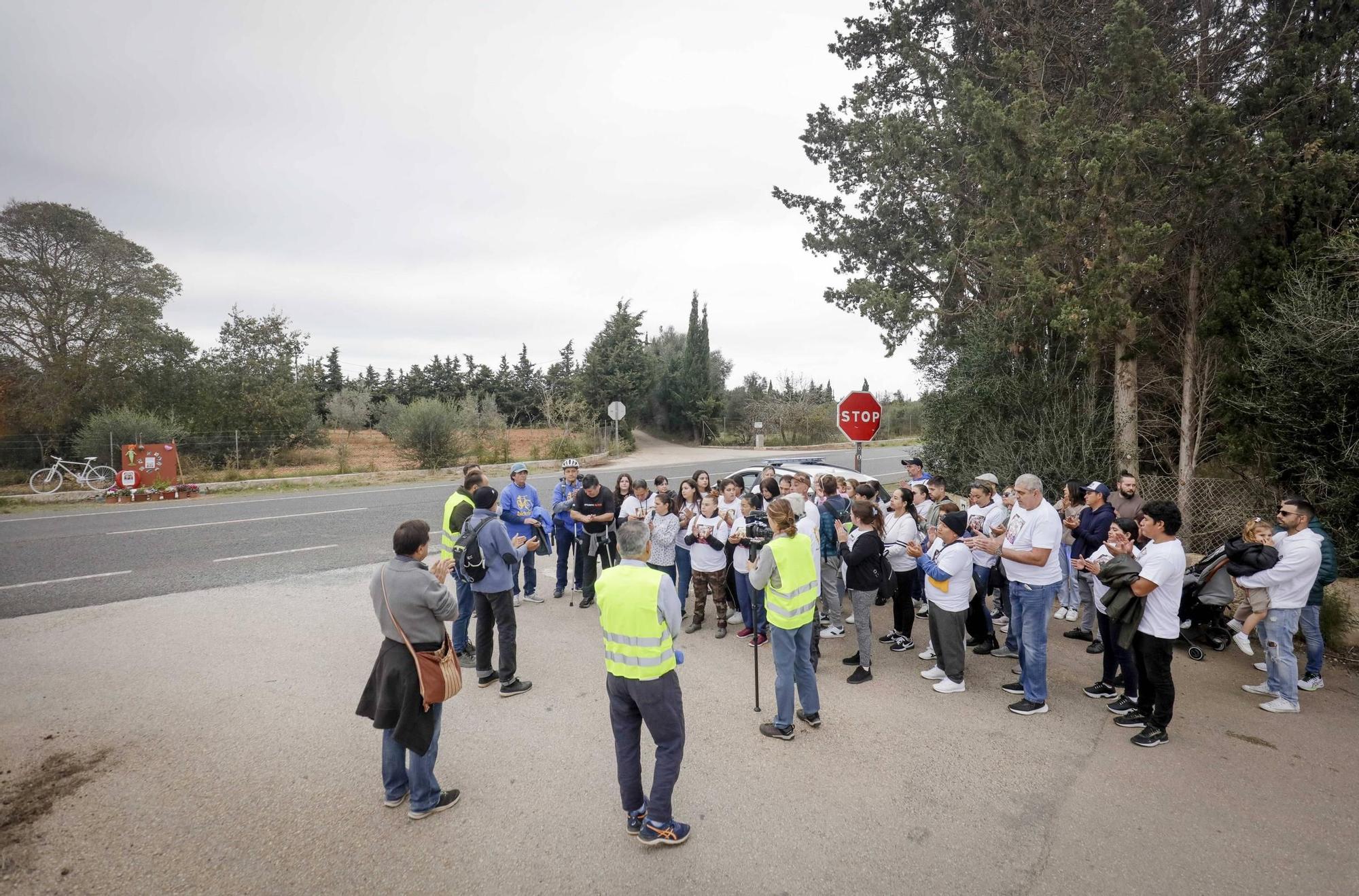 Homenaje a la mujer y su hija de cuatro años fallecidas en un accidente de tráfico en Llubí