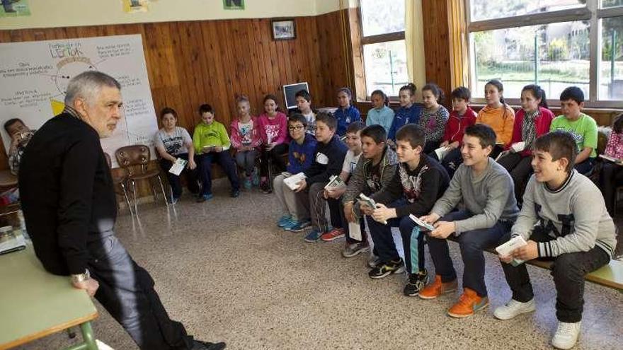 Xabier Docampo, en el acto celebrado en el colegio de Barredos.