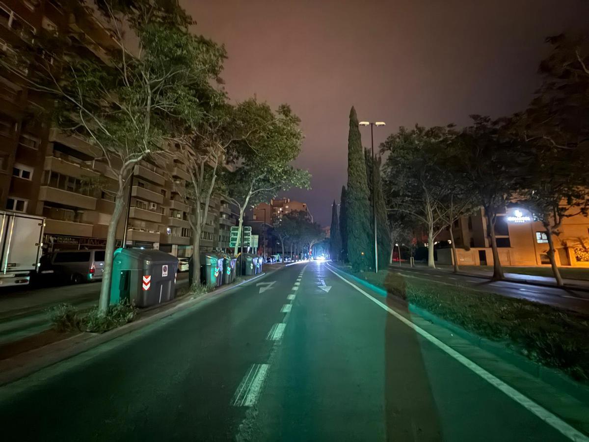 Una de las calles del barrio Picarral, anoche, din luz.