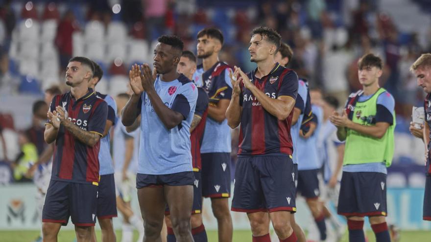 Los jugadores del Levante UD tras el partido ante el Espanyol.