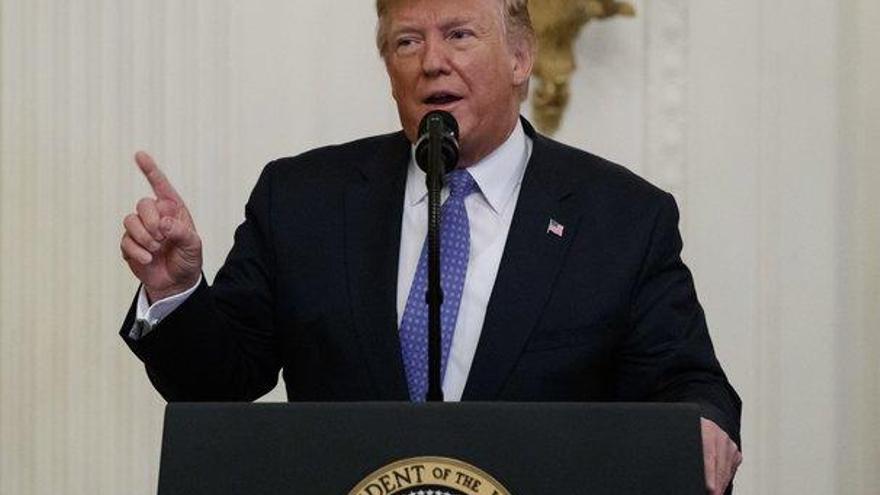 Trump le dice a Irán que responderá con &quot;fuerza abrumadora&quot; ante cualquier ataque