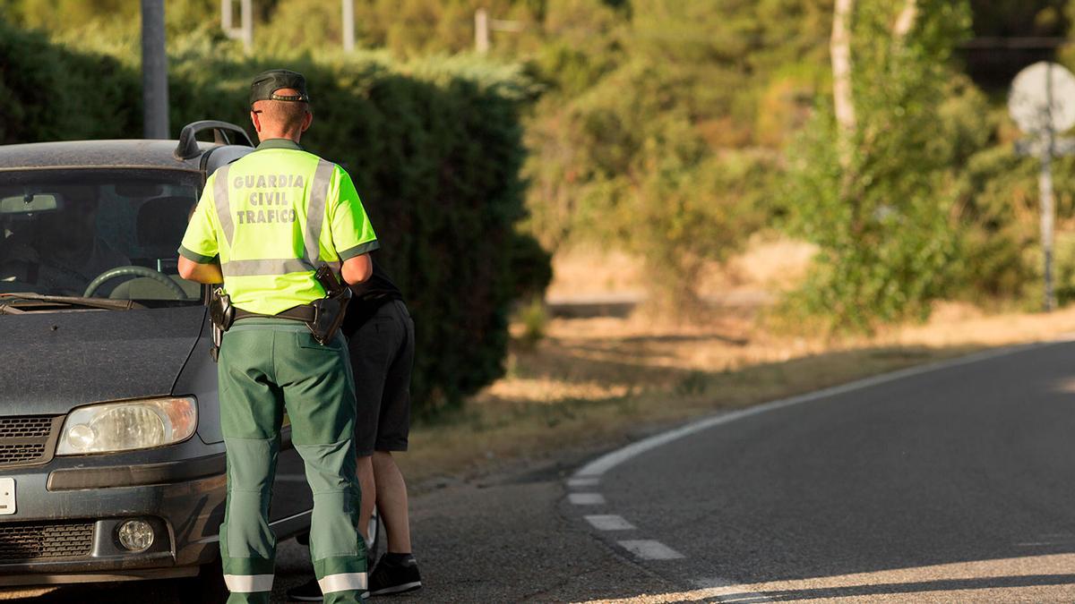 La foto de la Guardia Civil que ya está llegando a miles de conductores: 200 euros y adiós a cuatro puntos