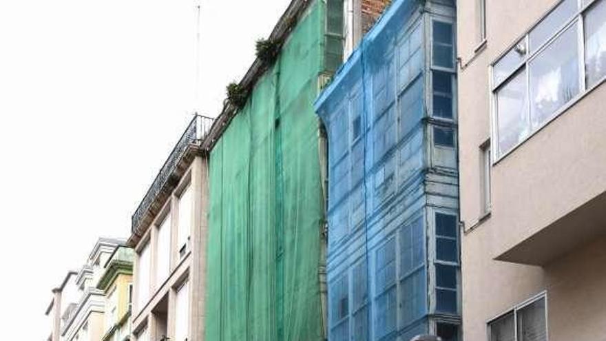 Edificio en estado ruinoso en la zona del Orzán.