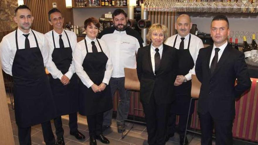 El nuevo equipo humano, con el chef Miguel Mosteiro (centro), del renovado Sanmiguel. // Iñaki Osorio