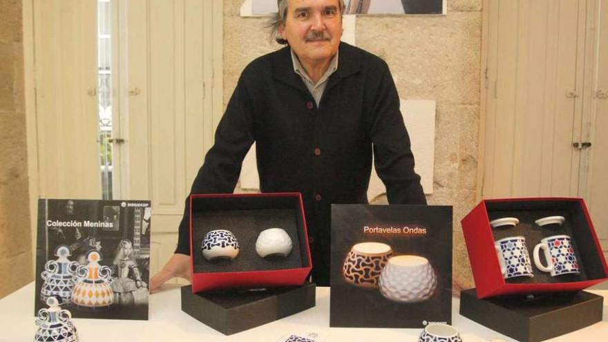 El presidente de Sargadelos, Segismundo García, ayer, posa con piezas nuevas en la galería de Santiago.