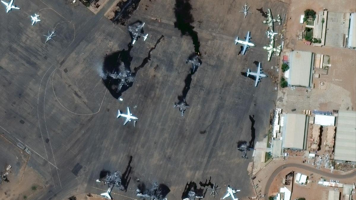 Destrucción en el aeropuerto de Jartum.