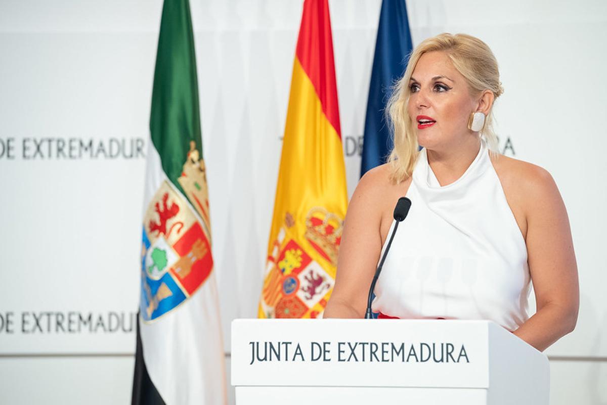 La portavoz de la Junta de Extremadura, Elena Manzano, en rueda de prensa tras el Consejo de Gobierno.