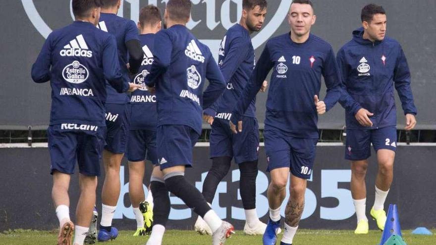 Iago Aspas, entre Brais Méndez y Hugo Mallo, durante el entrenamiento matinal celebrado ayer por el Celta en A Madroa. // Cristina Graña