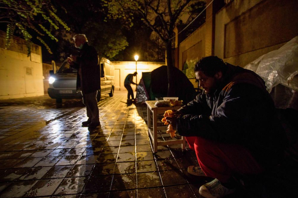 Cientos de personas sin techo sobreviven a la pandemia gracias a la solidaridad.