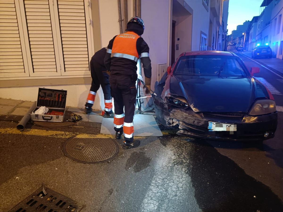 Estado de uno de los coches siniestrados en el accidente contra una farola en la madrugada de este domingo en la calle Jacinto Borges, en Arrecife.