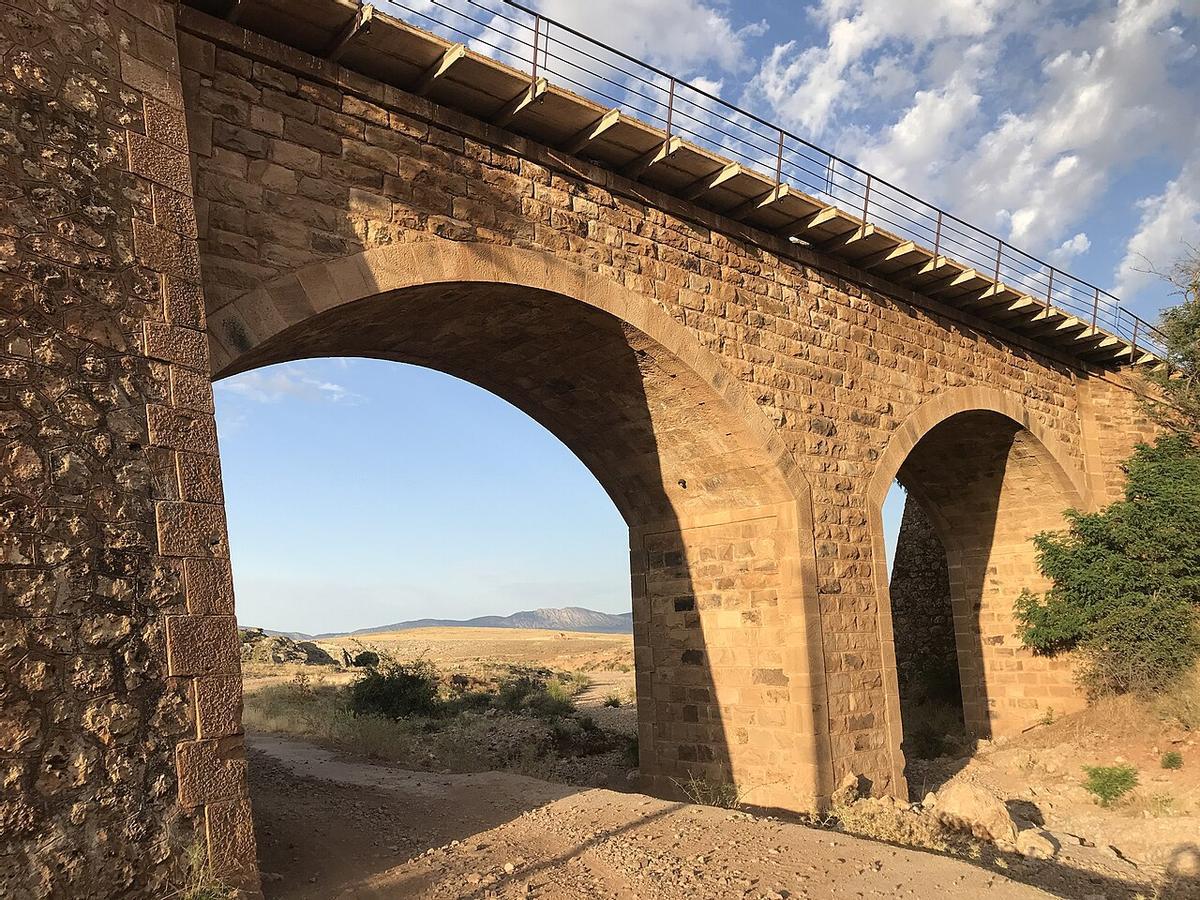 El Puente de la Leona, en la localidad de Santa Eulalia, por el cual para la Vía Verde