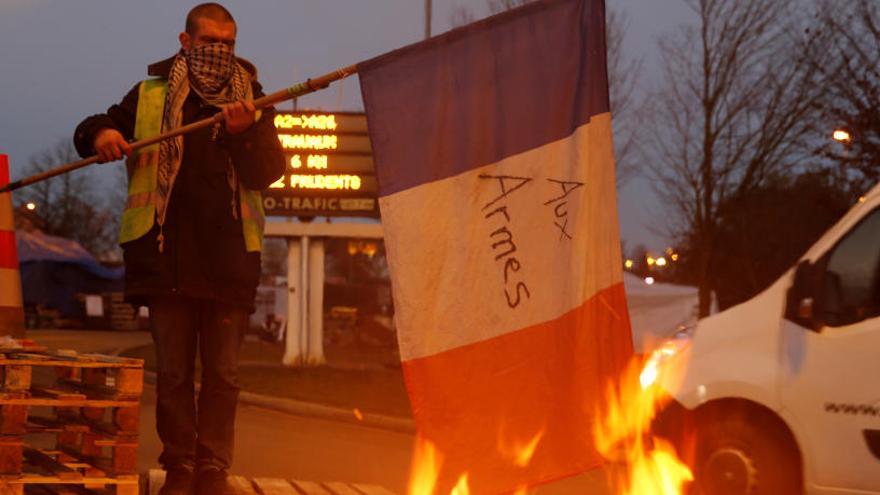 Macron cedeix davant els Armilles grogues i ajorna la pujada dels impostos