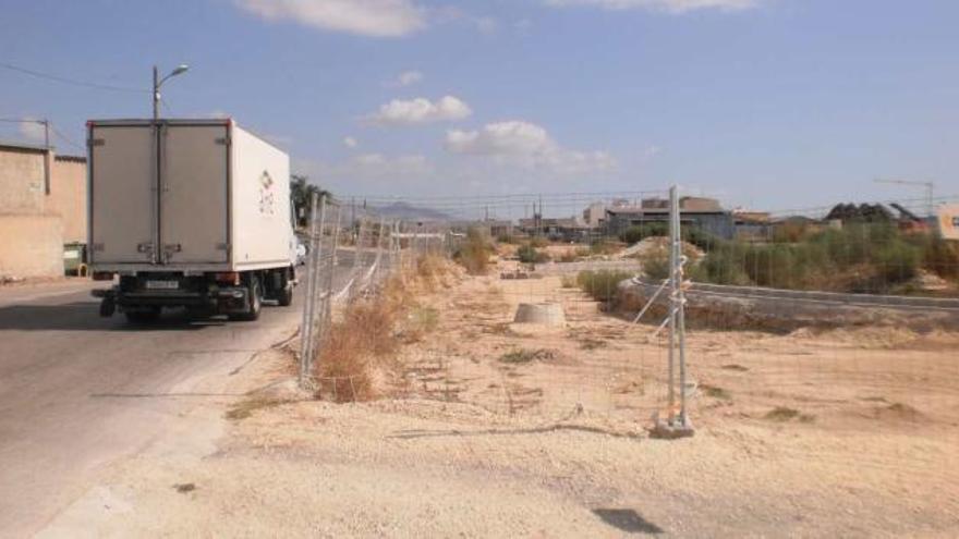 Un camión pasa por el camino del Rodalet junto a la futura zona industrial.