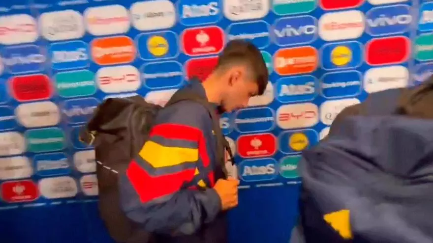 ¡Primeras imágenes de Pedri tras la lesión! Así abandonó el estadio...