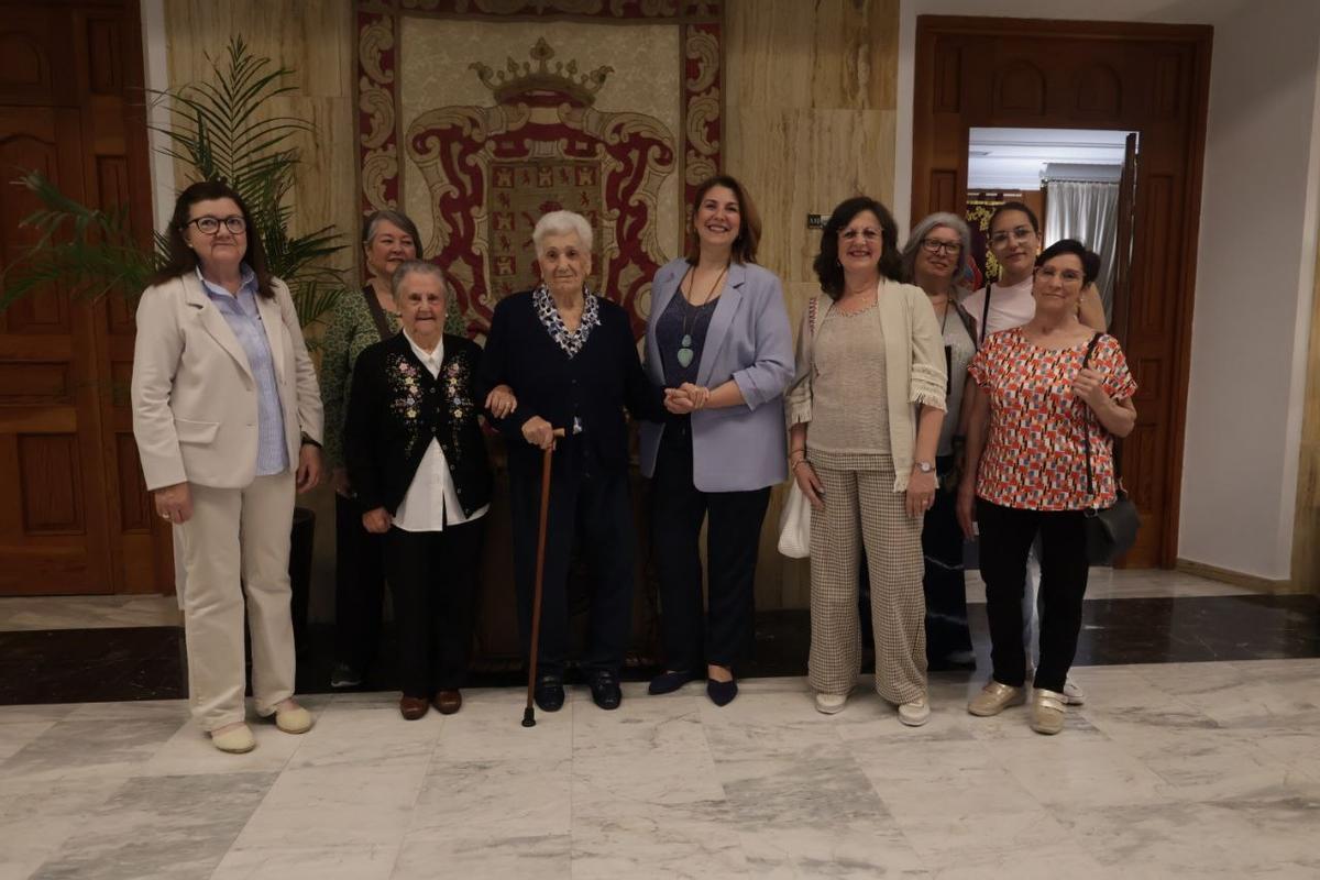 Soledad Quiles junto a sus familiares y la concejal Eva Contador, en el homenaje en el Ayuntamiento por su 100 cumpleaños.