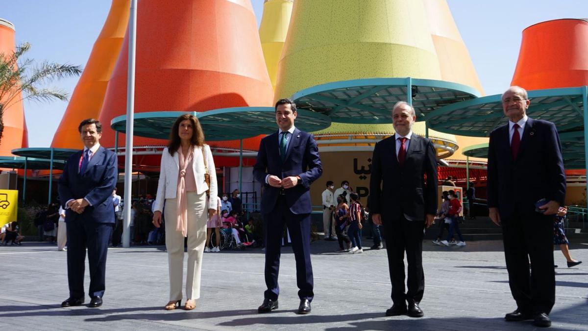 En el centro, Juanma Moreno delante de la fachada del Pabellón de España en la Expo de Dubái.