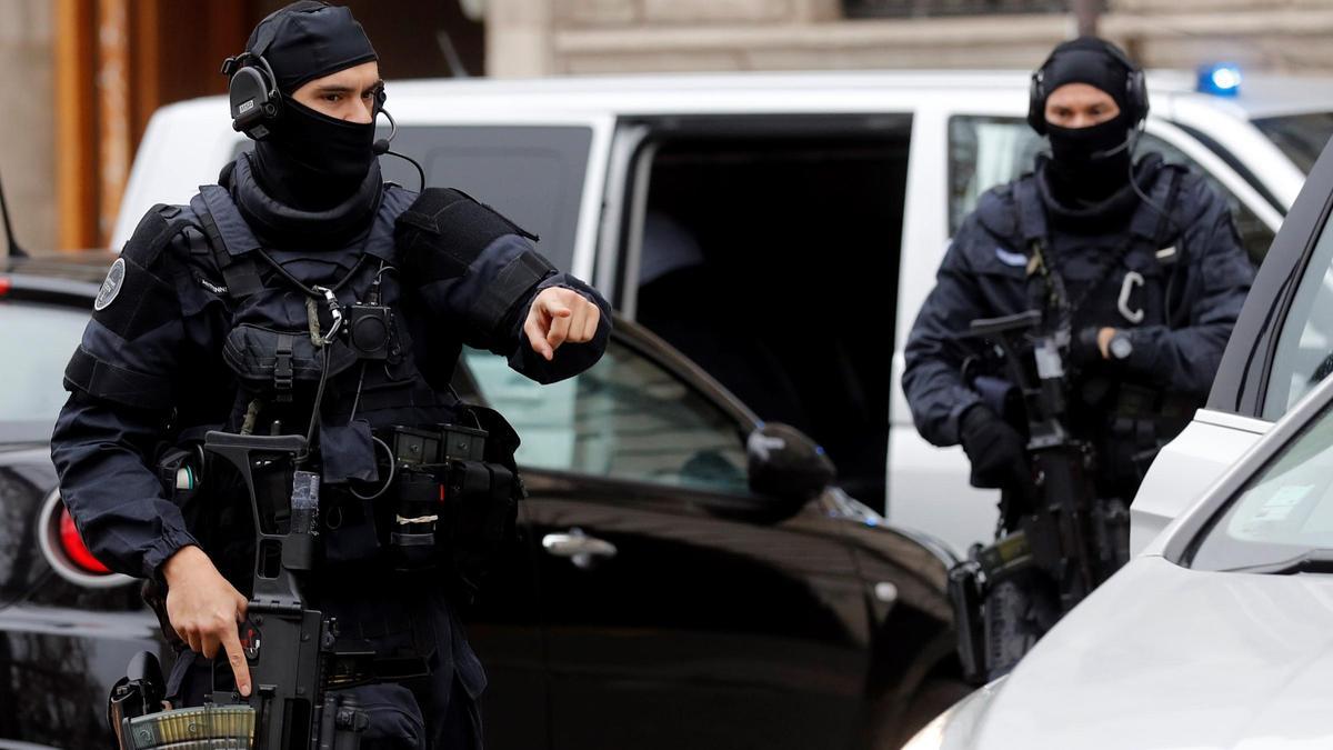 Agentes de la fuerza militar GIGN francesa montan guardia durante un traslado de Mehdi Nemmouche.