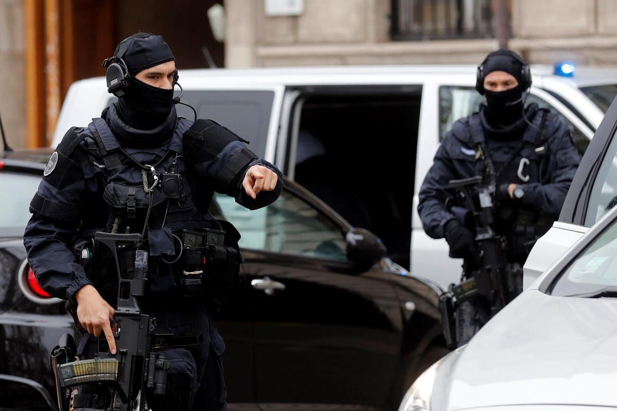 Agentes de la fuerza militar GIGN francesa montan guardia durante un traslado de Mehdi Nemmouche.
