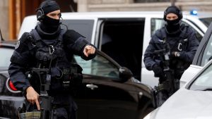 Agentes de la fuerza militar GIGN francesa montan guardia durante un traslado de Mehdi Nemmouche.