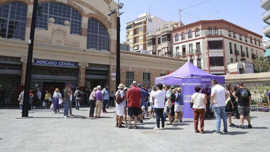 De conquistar las plazas a una carpa: Podemos busca salvar los muebles en Alicante