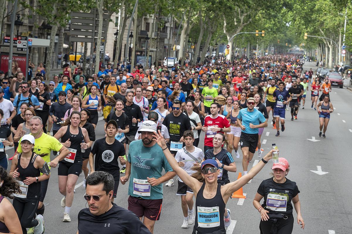 Los participantes recorren la Gran Vía a la altura de Rambla de Catalunya durante la 44 edición de la Cursa de El Corte Inglés