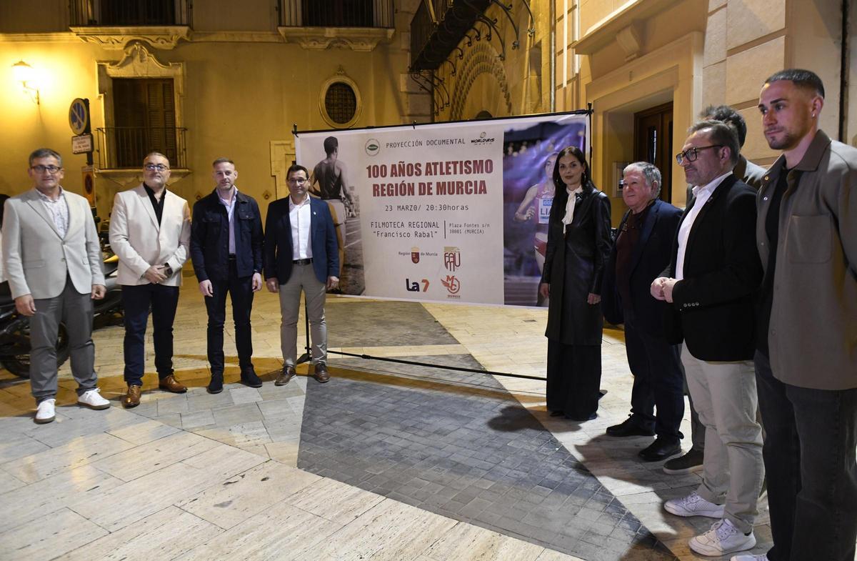 El presidente de la Federación, Antonio Jesús Cutillas Bermúdez, con protagonistas y autoridades antes de la premier