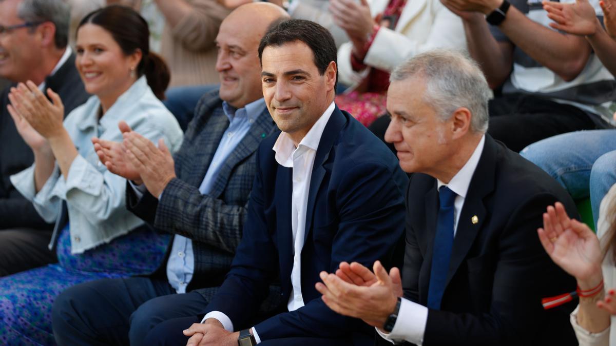 El candidato a lehendakari, Imanol Pradales (c) el presidente del partido, Andoni Ortuzar (3i) y el jefe del Ejecutivo vasco, Iñigo Urkullu (d), asisten al acto de cierre de campaña del PNV, este viernes en Bilbao.