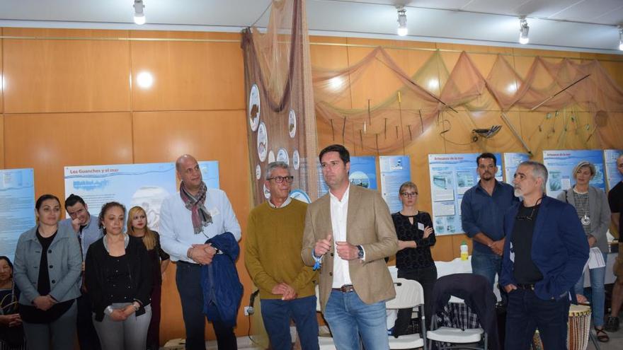 El Alcalde inaugura la exposición Entre Formas y Color, Madera, Piedra y Lana de la Asociación San Juan