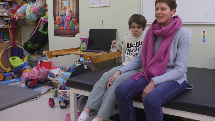 La pequeña Saínza y su madre, Belén Golpe, después de una de las terapias de la niña, en la sede de la Fegerec, en A Coruña.