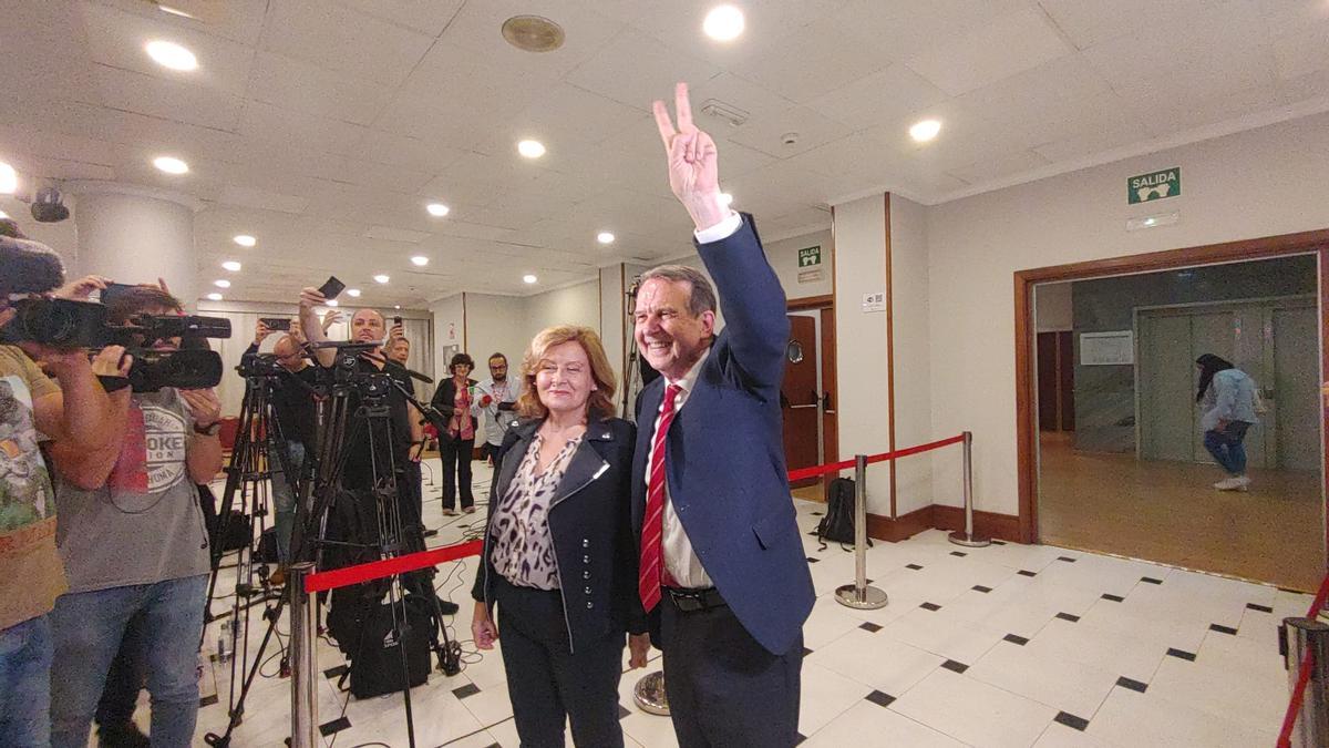 Alberto Caballero celebra la victoria con su mujer