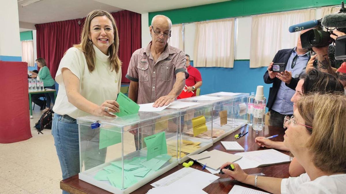 María Dolores Corujo, candidata del PSOE al Cablido de Lanzarote, ejerciendo su derecho al voto en San Bartolomé.jpg