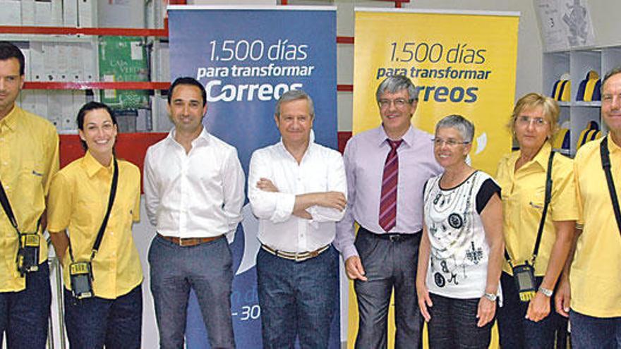 Cuesta (con camisa blanca y de brazos cruzados) posó con la plantilla de trabajadores y otros cargos.