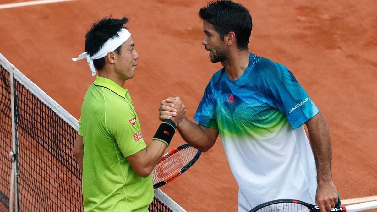 Nishikori y Verdasco encajan la mano tras su partido en París.