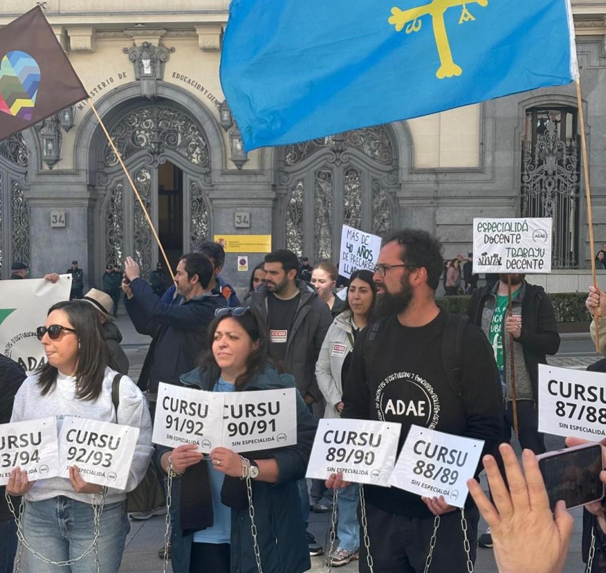 Profesores de asturiano encadenados con pancartas y banderas encadenados ante el Ministerio de Educación. | ADAE