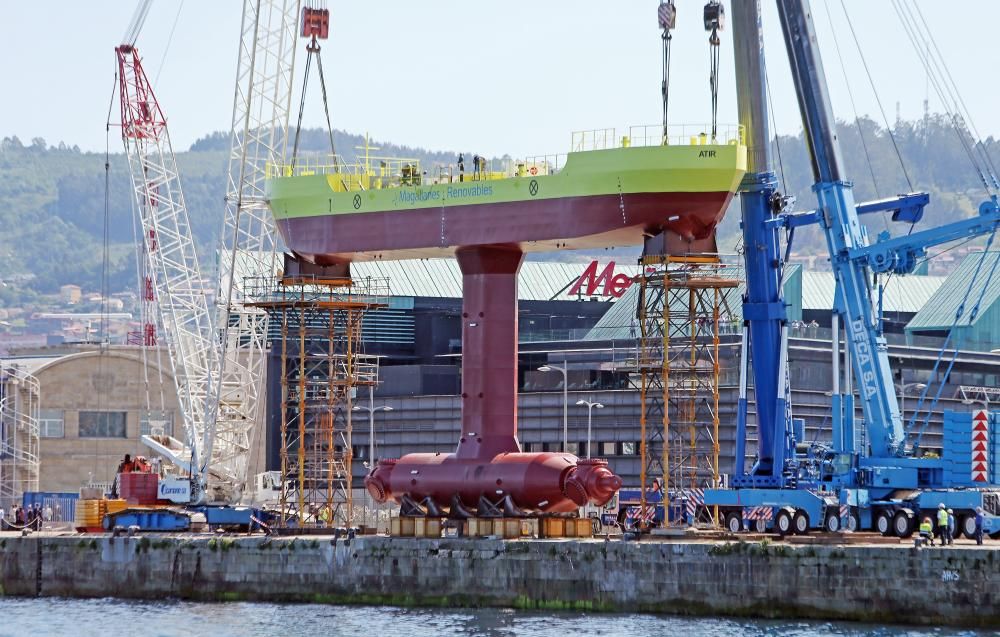 Una "supergrúa" fue la encargada de la botadura que tuvo lugar esta mañana en la terminal de cruceros