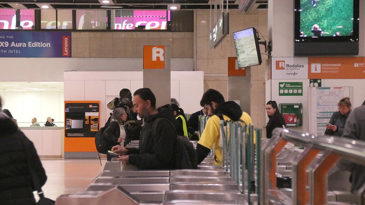 Usuarios de Rodalies accediendo a los andenes en la estación de Sants de Barcelona
