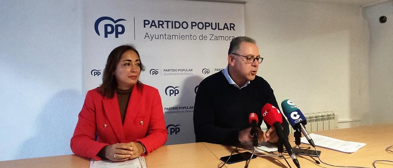 Los concejales del PP María Teresa Gago y Jesús María Prada, en la rueda de prensa en la que han desvelado la sanción a Prezero.
