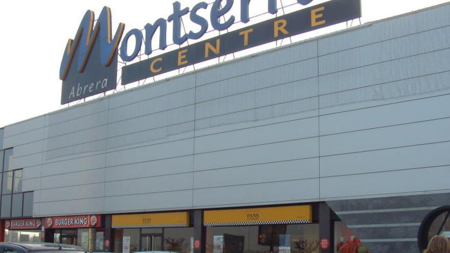 Centre comercial Montserrat, a Abrera, on va ser detingut l&#039;acusat poca estona després del crim
