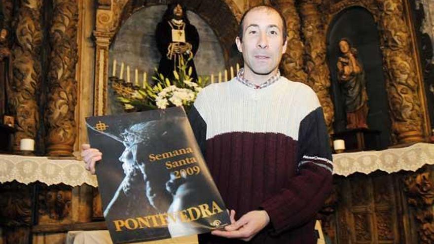 Ramón Peón con el cartel de la Semana Santa 2009.