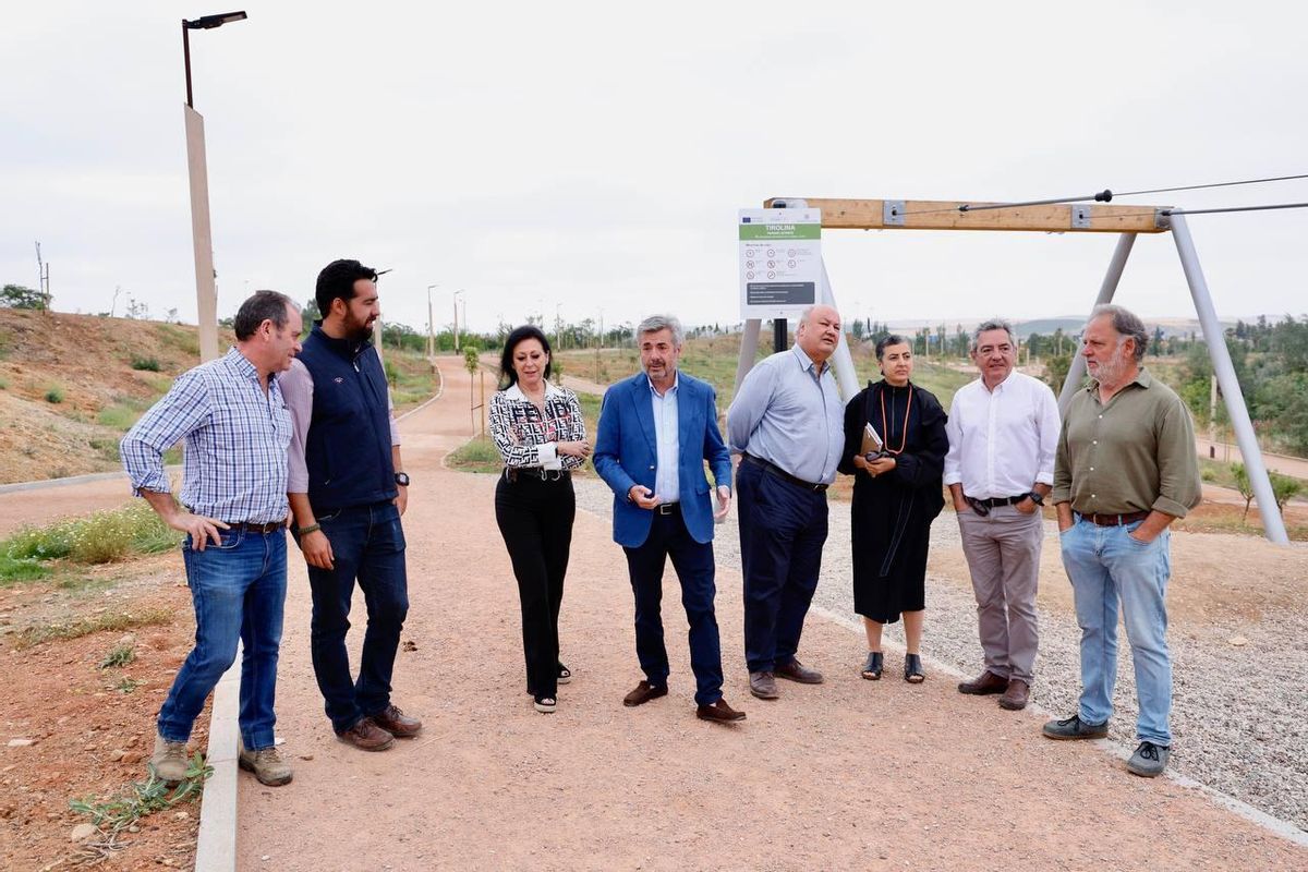 Responsables de Urbanismo y de la empresa Jícar, durante la visita a la recepción de las obras.