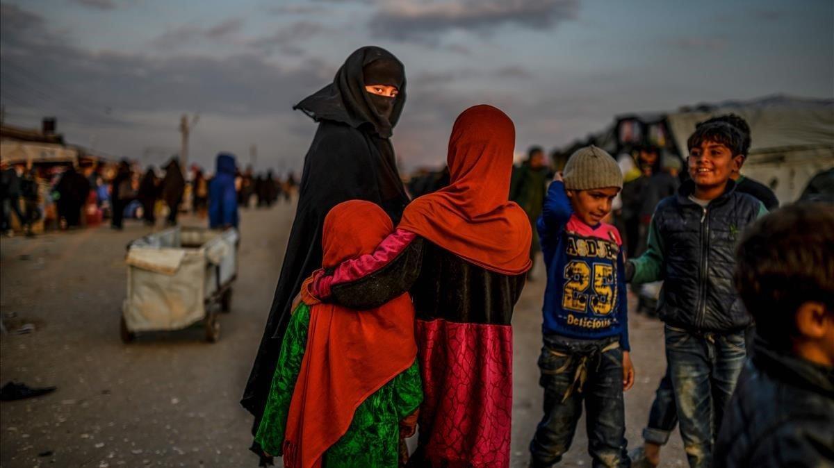 Una mujer con velo mira hacia atrás al campamento de al-Hol en Hasakeh en el noreste de Siria