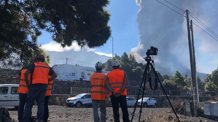 Científicos del Involcan miden la emisión de dióxido de azufre del volcán de La Palma