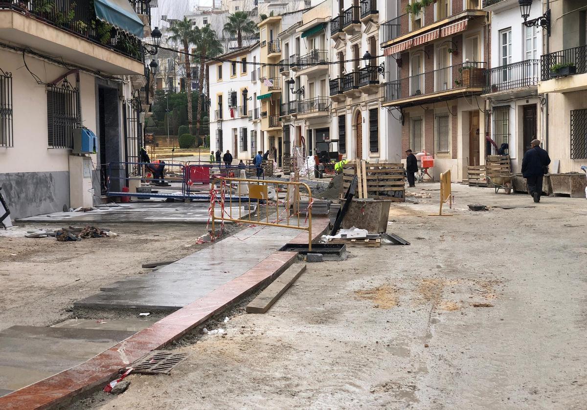 Colocación del pavimento en un tramo de la calle.