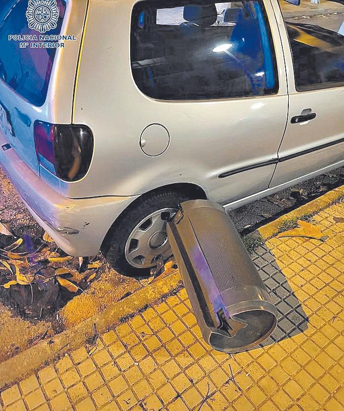 Desperfectos provocados por los detenidos en distintos coches aparcados.